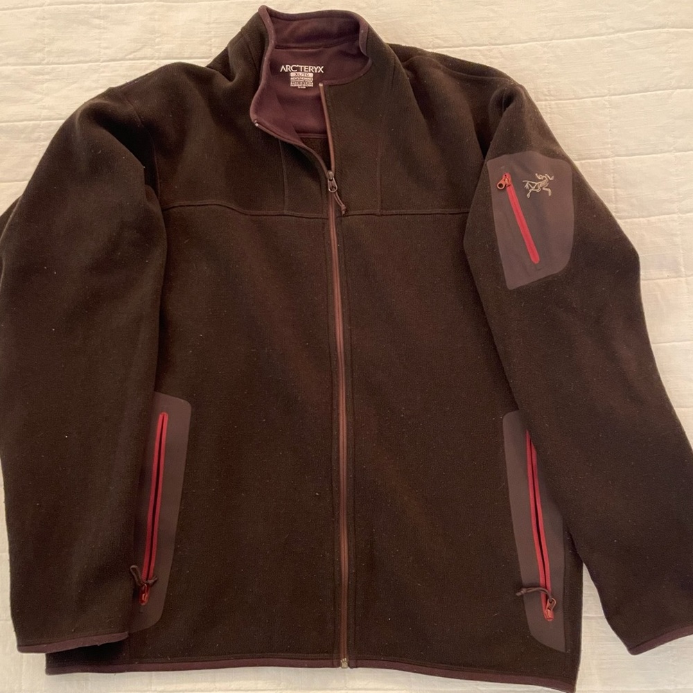 Arc’teryx men’s full zip jacket. Size X-Large.